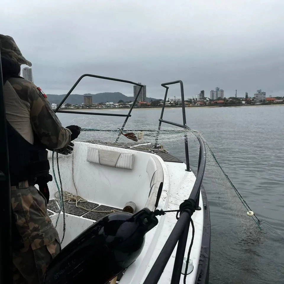 Polícia Militar Ambiental apreende redes ilegais de pesca em Penha