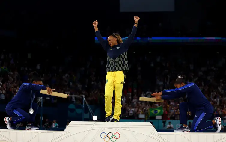 Rebeca é ouro no solo e vira maior medalhista olímpica do Brasil