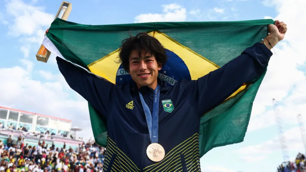 Augusto Akio é bronze no Skate Park em Paris