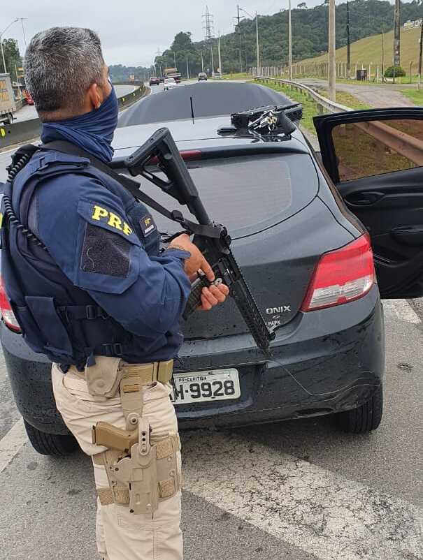 Homem com sete mandados de prisão é preso pela PRF na BR-101 em Joinville