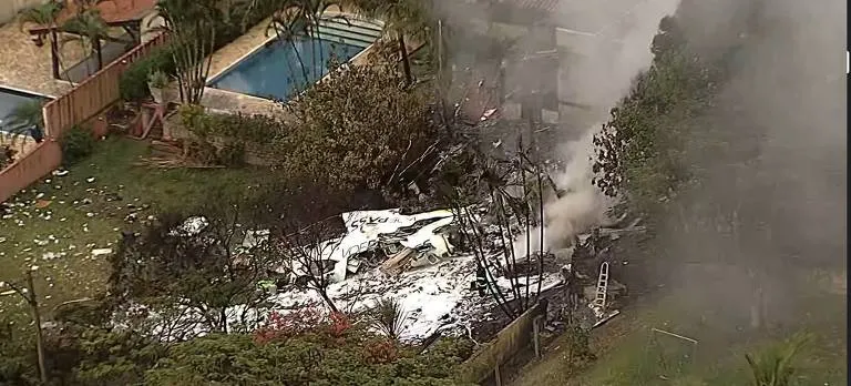 Avião da Voepass com 58 passageiros e 4 tripulantes cai em Vinhedo (SP)