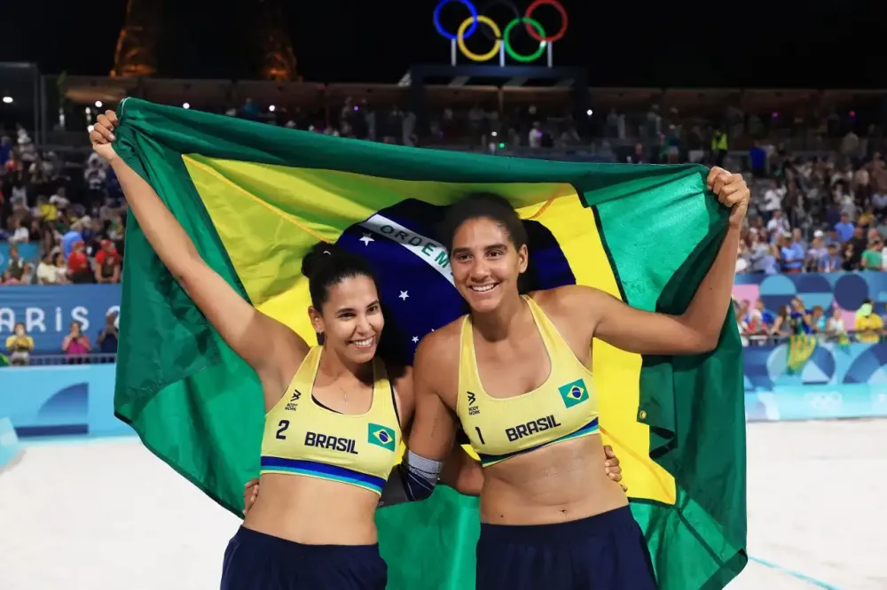 É ouro! Ana Patrícia e Duda levam o Brasil ao lugar mais alto do pódio no vôlei de praia feminino