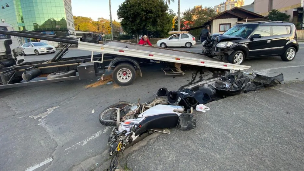 Acidente mata motociclista e deixa trânsito lento em bairro de Blumenau
