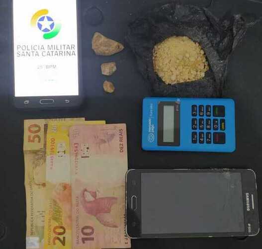 Balneário Piçarras: Foragido da Justiça é preso na Variante com drogas e moto roubada