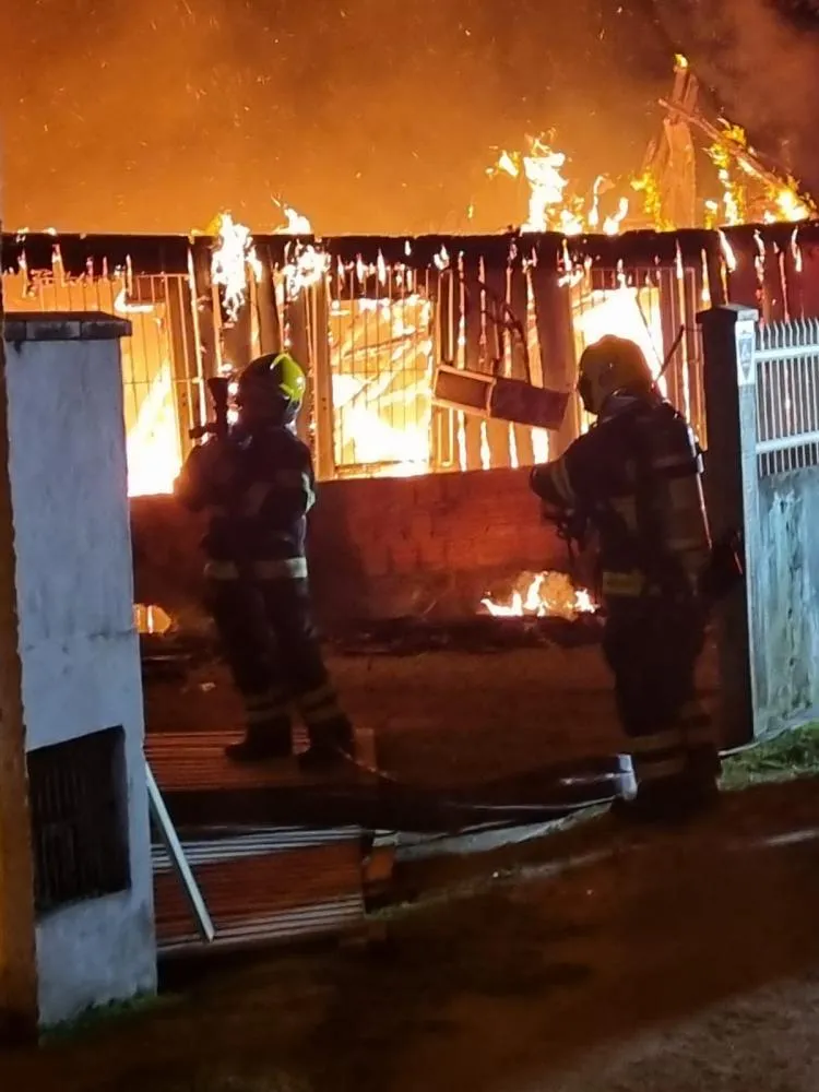 Fogo destrói residência no Centro de Penha 