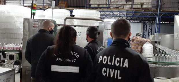 Procon interdita fábricas de álcool gel com irregularidades em Araquari