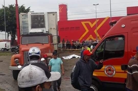 Fatalidade: Morador de rua que dormia debaixo de caminhão morre atropelado por Scania