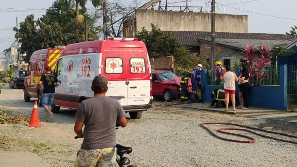 Motorista bêbado atropela mulheres e duas crianças que brincavam na frente de casa em Joinville