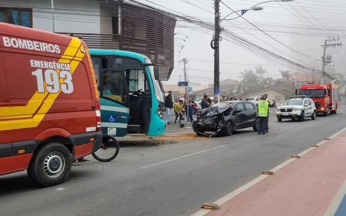 Ônibus escolar e Gol batem na saída de colégio em Penha