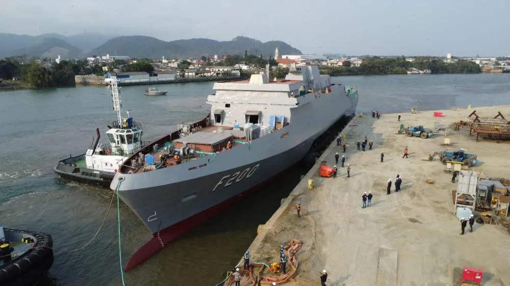 Fragata Tamandaré é lançada ao rio Itajaí-Açu