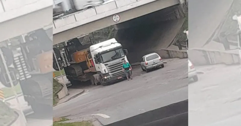 Caminhão fica entalado sob viaduto na entrada de Barra Velha