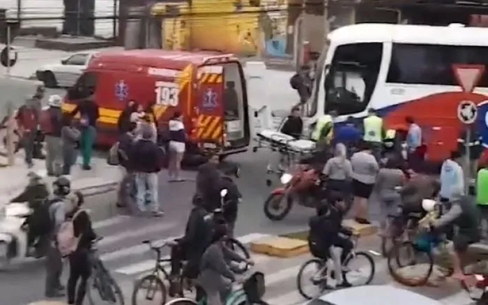 Criança de bicicleta é atropelada por ônibus em Itajaí