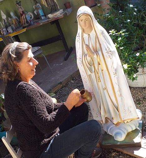 Talento: Artista de Barra Velha conclui restauração de estátua da imagem de Nossa Senhora de Fátima