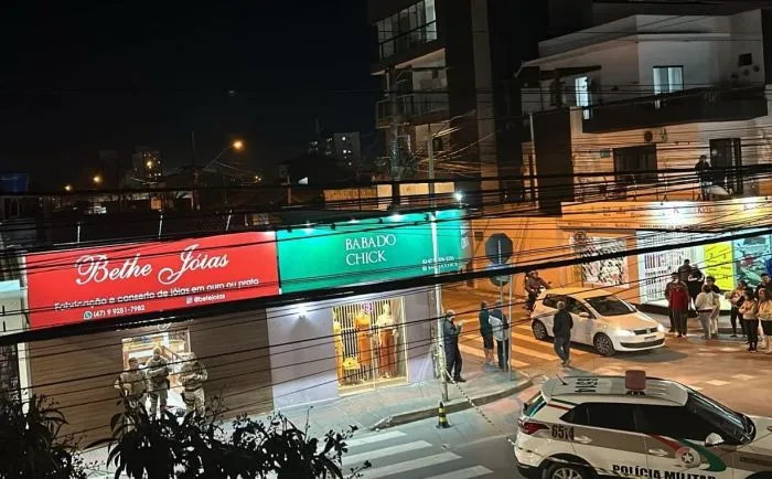 Itajaí - Dono de joalheria mata assaltante no bairro São Vicente 