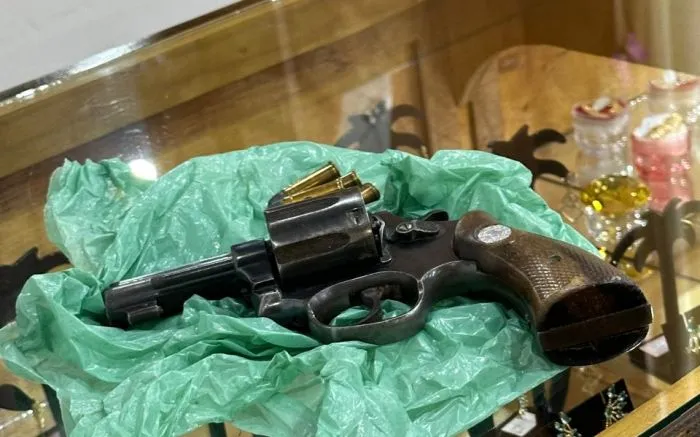 Itajaí - Comerciante diz que usou a arma do bandido para reagir a assalto