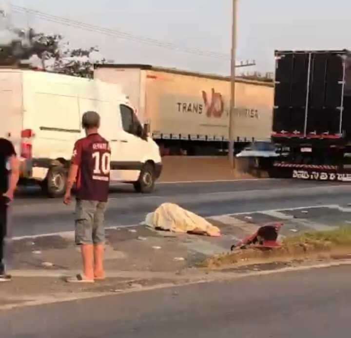 Homem morre atropelado por carreta na BR-101 em Barra Velha