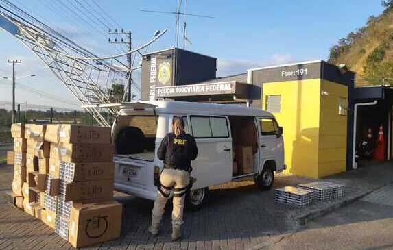 Navegantes: PRF apreende 30 mil maços de cigarros contrabandeados do Paraguai em Kombi de Blumenau