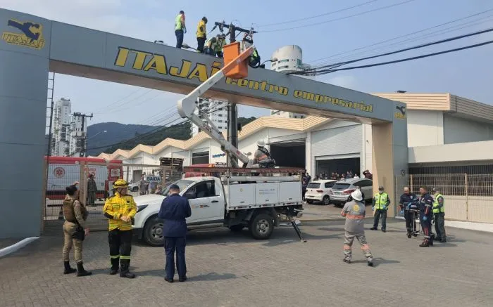 Itajaí - Homem leva descarga em rede de 23 mil volts no bairro Ressacada