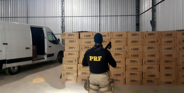 PRF apreende 320 mil maços de cigarros contrabandeados em galpão no Centro de Guaramirim