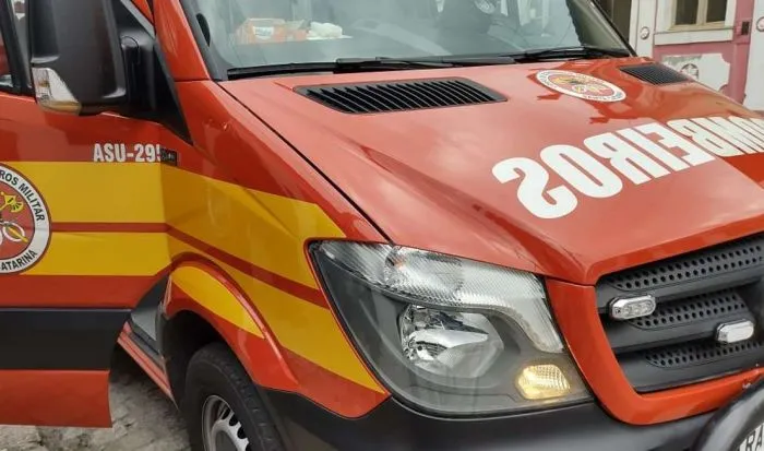 Motociclista atropela criança, bate em carro estacionado e acaba no hospital em estado grave