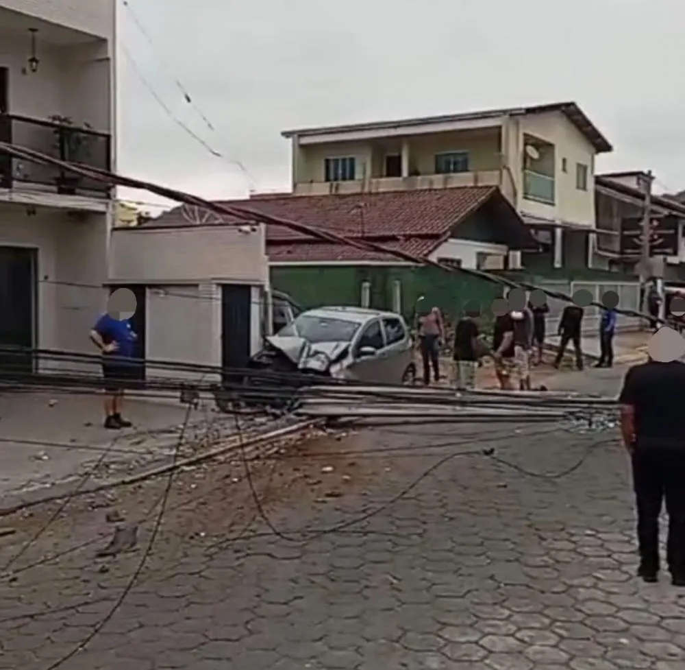 Acidente em Camboriú deixa jovem ferido após colisão com dois postes