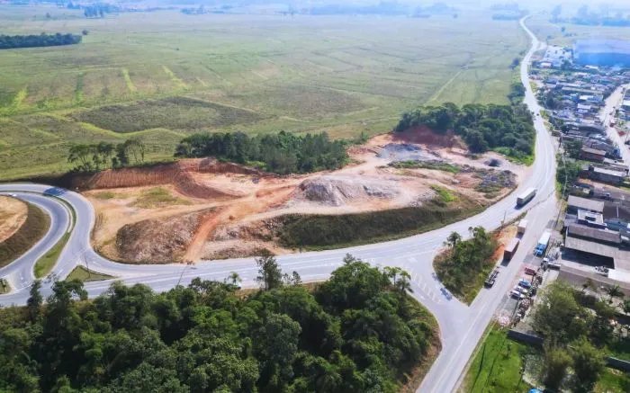 Obras no acesso a Luiz Alves bloqueiam BR-470 em Navegantes