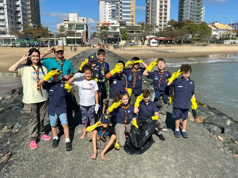 Grupo Escoteiro Baden Powel promove ação de limpeza da praia de Balneário Piçarras
