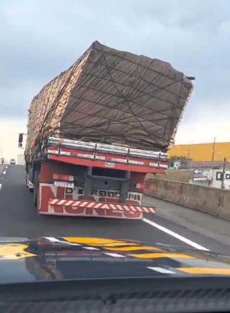 PRF flagra caminhão com carga inclinada na BR-101 em Barra Velha