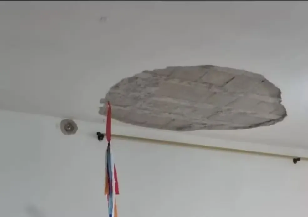 Reboco de teto de creche cai e três crianças que estavam dormindo ficam feridas em Garuva