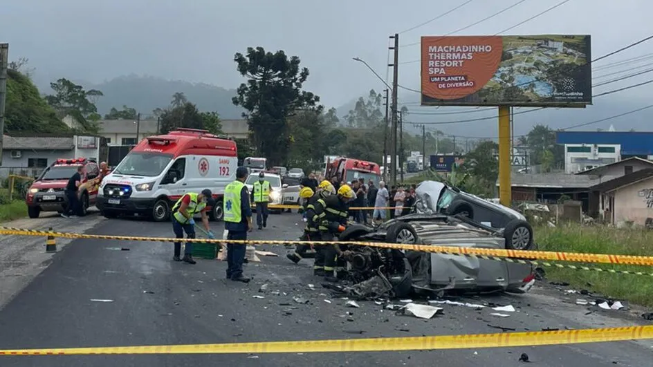 Acidente com morte entre carreta e carros bloqueia rodovia em Gaspar