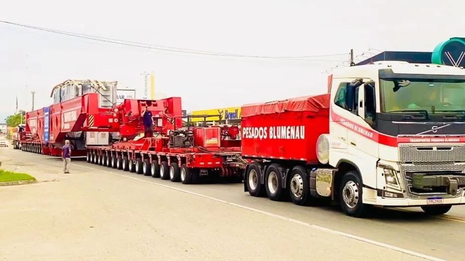 Caminhão gigante vai cruzar a BR-470 e a BR-101 de Blumenau a Itajaí a 30 km/h
