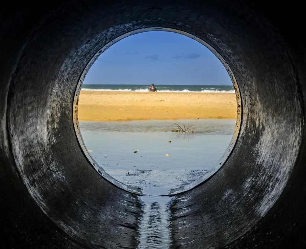 Esgoto no mar pode causar impactos na saúde e na economia de Penha