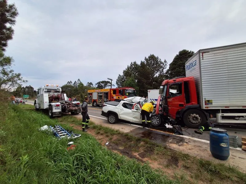 Homem morre em acidente gravíssimo entre carro e caminhão em São Bento do Sul
