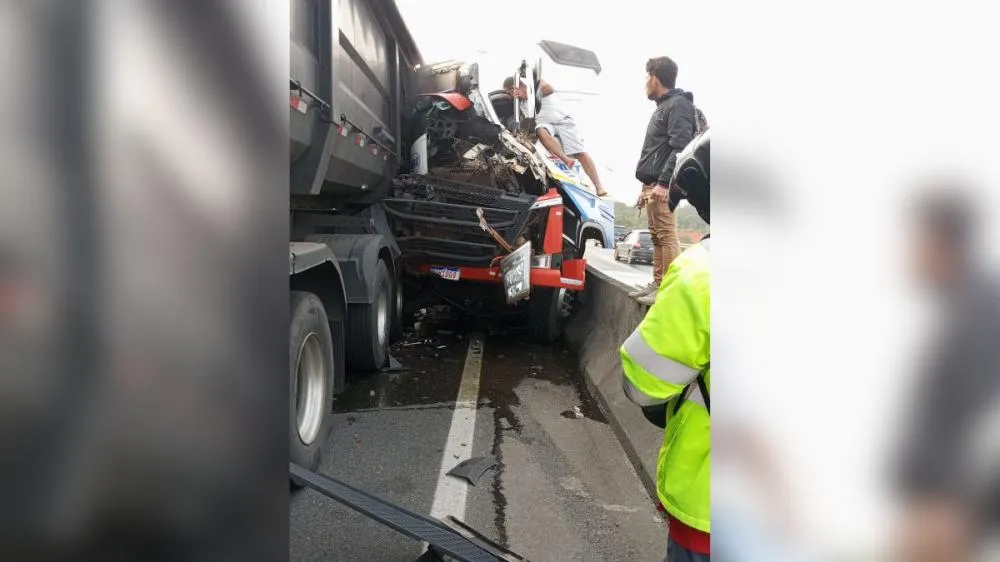 Cabine de carreta fica ‘espremida’ e deixa BR-101 em Joinville travada por quilômetros