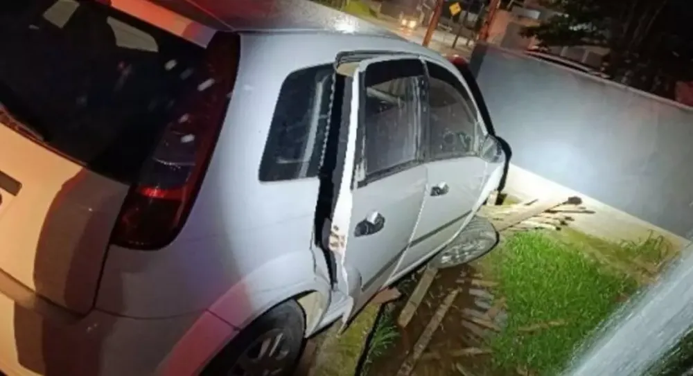 Refém se joga de carro em movimento após criminoso ameaçá-lo de morte