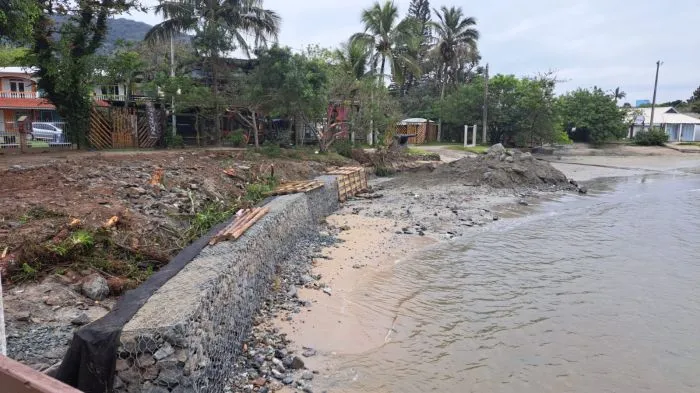 Justiça embarga obra de muro de pedras na praia do Manguinho