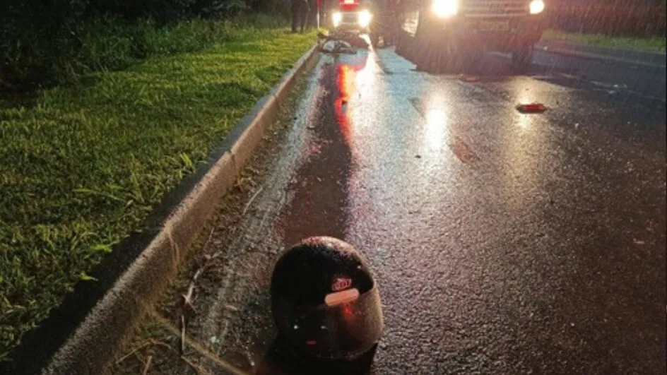 Motorista perde controle em pista molhada e mata motociclista em Indaial 