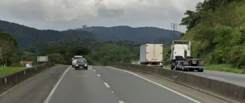 Fechada entre caminhões termina em tiros e motorista baleado na BR-101 em Balneário Piçarras