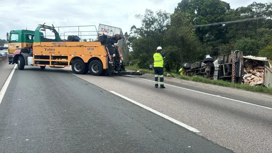 Caminhoneiro morre ao ser atingido pelo próprio caminhão na BR-101 em Balneário Piçarras 