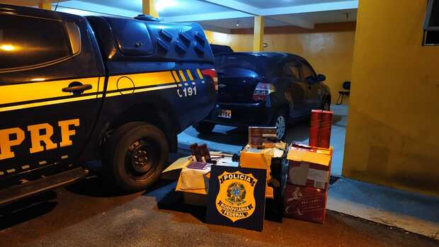 PRF de Barra Velha apreende carga de cigarros e whiski contrabandeados que seria entregue em Penha