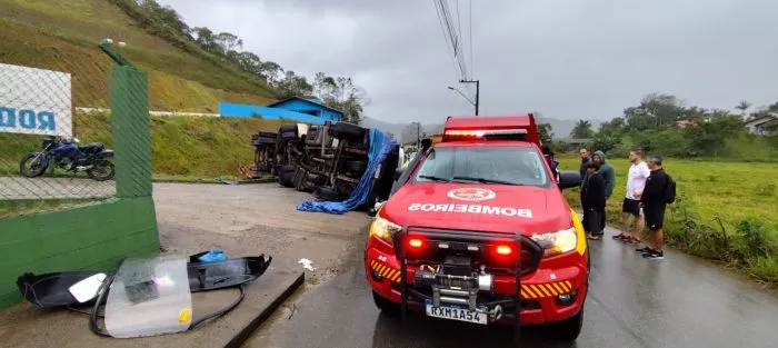 Tombamento de caminhão mata motorista em Itajaí