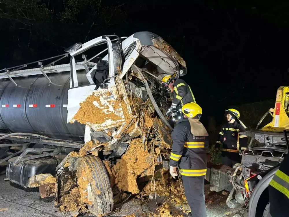 Caminhoneiro morre após colidir contra barranco na Serra Dona Francisca 