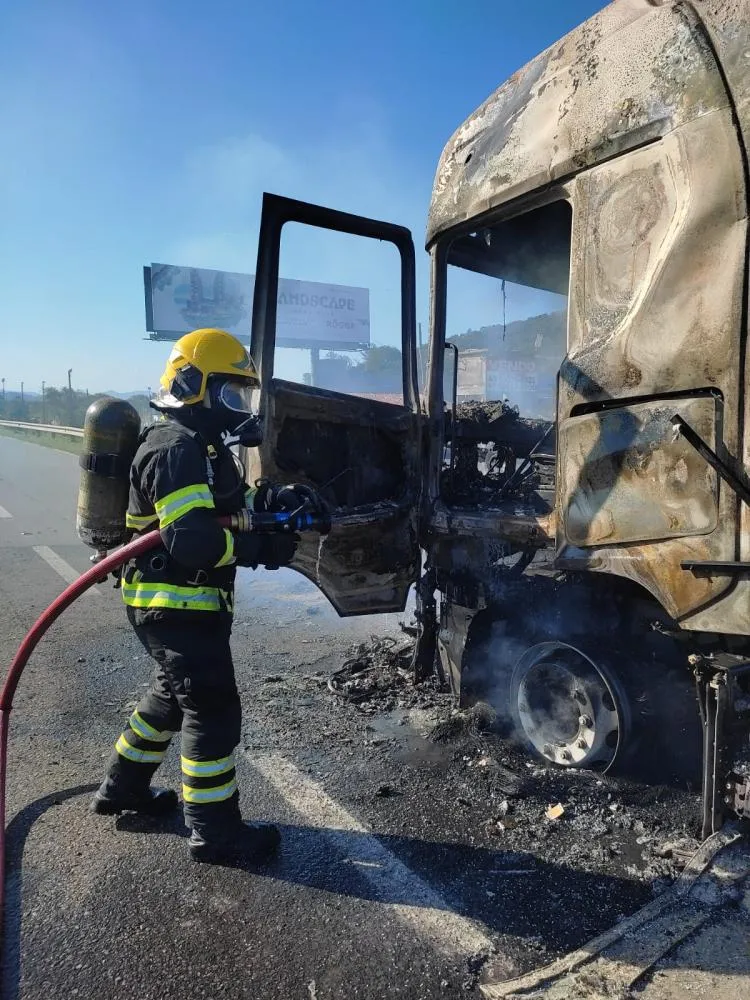 Caminhão pega fogo e trava BR-101 em Itajaí