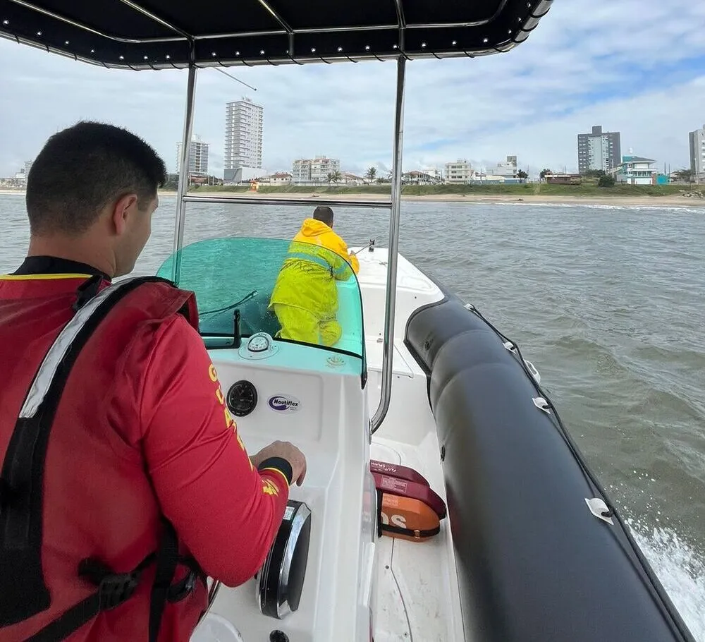Bombeiros retomam as buscas do adolescente que sumiu na praia do Tabuleiro em Barra Velha