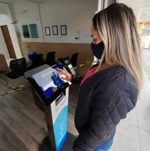 População utiliza totens de autoatendimento para pagar faturas de água e consultar débitos em Penha