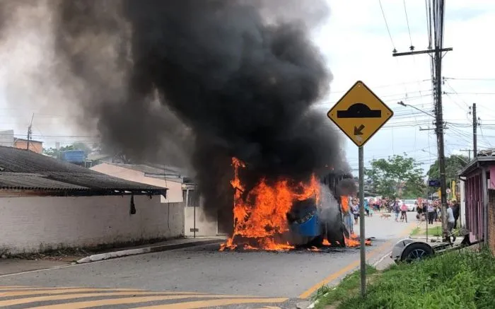 Ataques de facções seriam responsáveis por carros incendiados na Grande Floripa