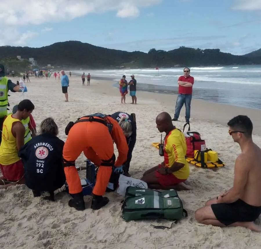 Paranaense morre por afogamento na praia do Canto Grande em Bombinhas 
