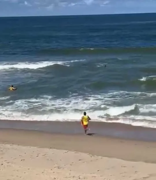 Barra Velha - Menina é arrastada por corrente de retorno e é salva por guarda-vidas na praia do Tabuleiro