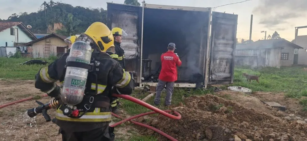 Ciumento taca fogo em moradia com companheira grávida dentro em Barra Velha