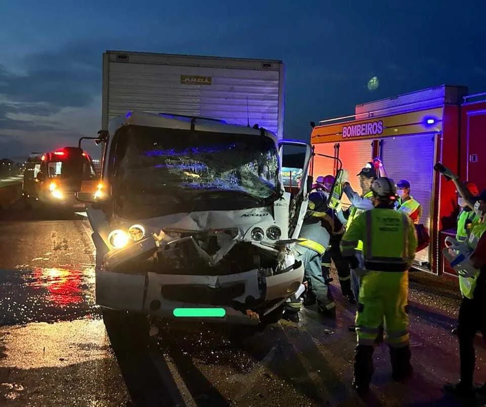 Motorista fica preso às ferragens em colisão entre caminhões na BR-101 em Garuva